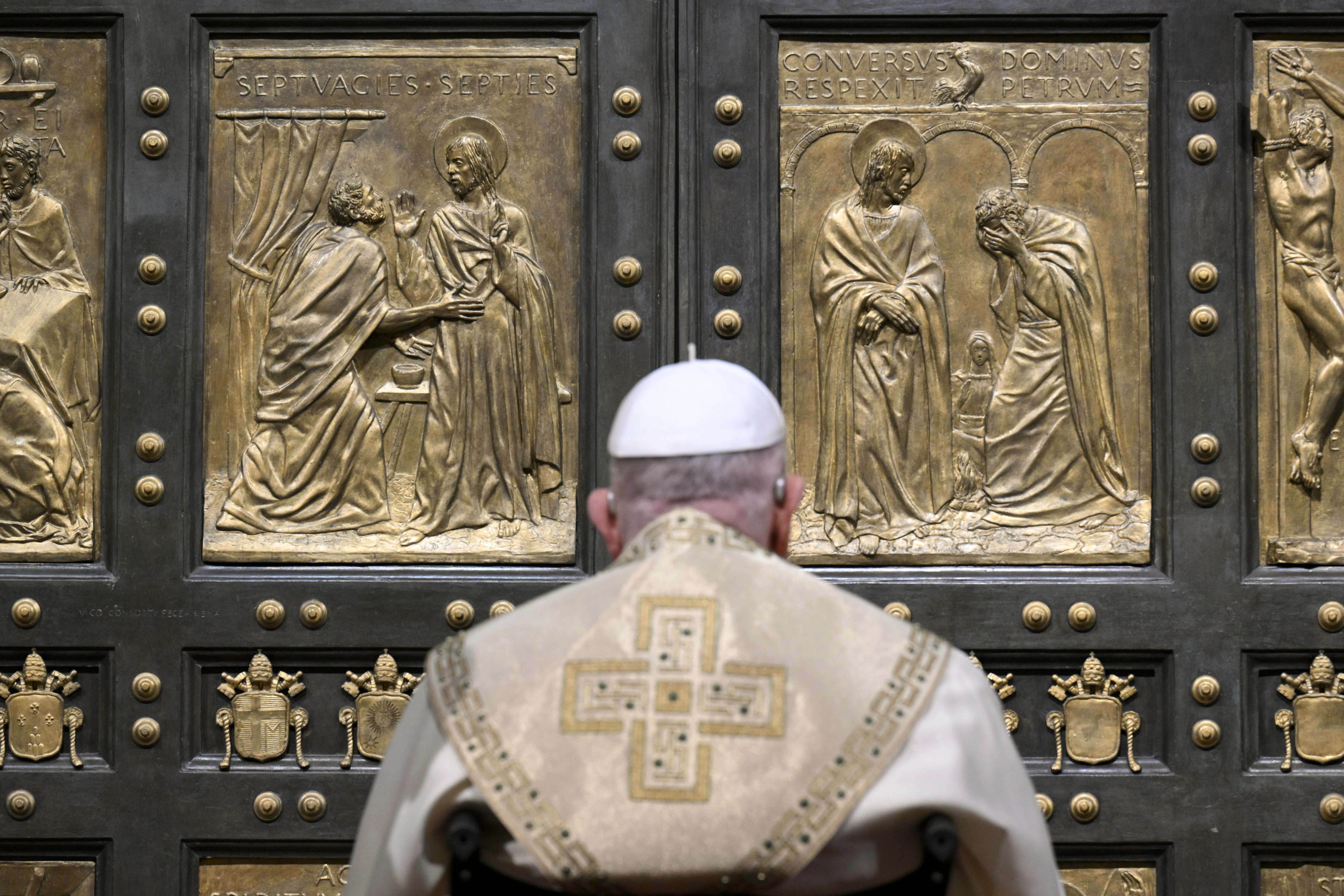 Pope Francis launches Jubilee 2025 with opening of Holy Door