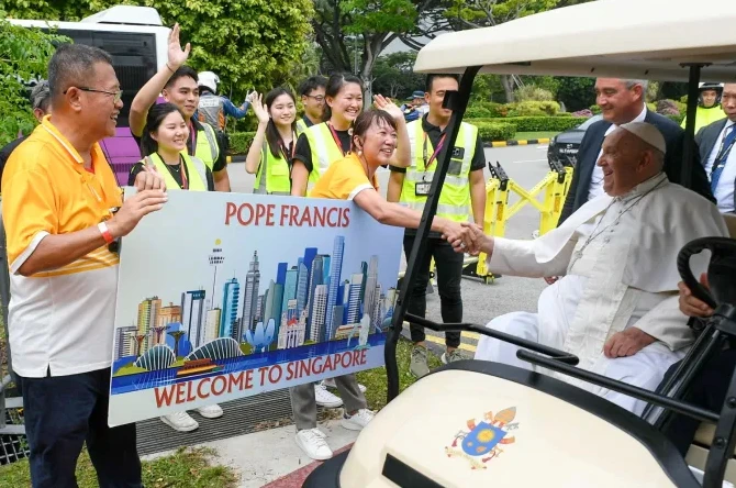 Singaporeans welcoming Pope Francis to their country on Sept. 11, 2024.?w=200&h=150