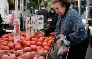 A woman shops for fresh produce in a farmers market in Manhattan on Sept. 29, 2021, in New York City. Credit: Spencer Platt/Getty Images