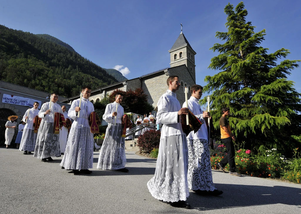 Priests and deacons of the Society of St. Pius X walk to Mass in Econe, western Switzerland, on June 29, 2009.?w=200&h=150