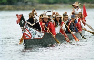 A Squamish Nation canoe approaching Bella Bella, Canada, June 27, 1993. Credit: UN Photo/John Isaac. 