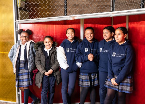 Učenici St. Athanasius na igralištu u St. Athanasiusu u južnom Bronxu, New York City, 2022. Zasluge: Leila Sutton/Partnership Schools