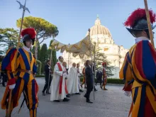 In celebration of the upcoming feast of the protomartyrs of Rome, a Eucharistic procession was held on June 27, 2024, through the streets of Vatican City.