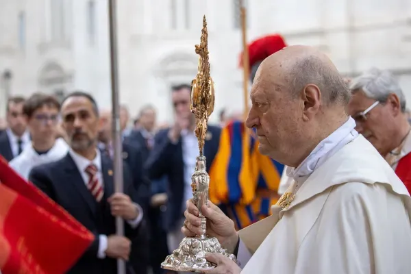 Cardinal Gianfranco Ravasi holds the monstrance during a Eucharistic procession in honor of the protomartyrs of Rome on June 27, 2024. Credit: Daniel Ibáñez/EWTN News