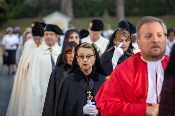 Members of the faithful follow the Eucharistic procession honoring the protomartyrs of Rome on June 27, 2024. Credit: Daniel Ibáñez/EWTN News