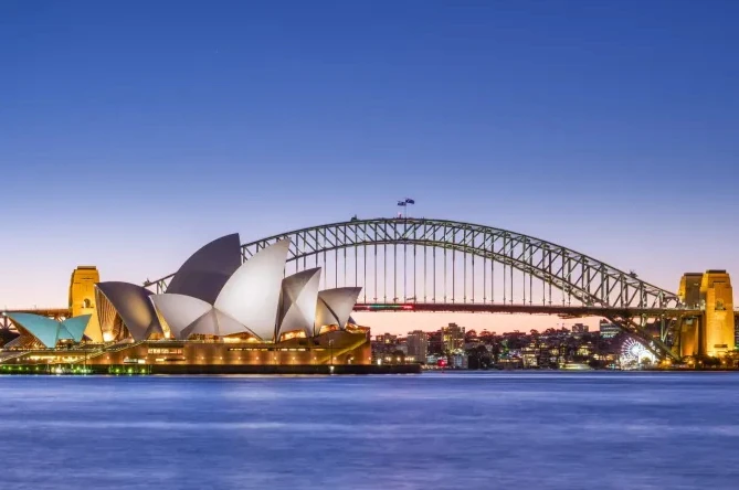 A view of the Opera House in the port zone of Sydney.?w=200&h=150