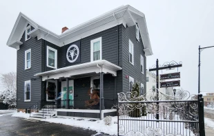 The headquarters of the Satanic Temple, a political activist group known for protesting religious symbolism in public spaces and mocking Christianity, is located in Salem, Massachusetts. Credit: Crisco 1492/Wikipedia, CC BY-SA 4.0