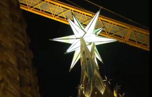 The 12-pointed star of the Sagrada Família Basilica’s Tower of the Virgin Mary is lit up for the first time. Screenshot from Basílica de la Sagrada Família live stream.