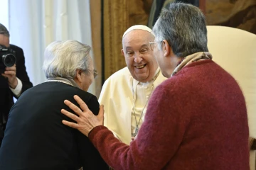 20250104_Pope Francis shares a joyful moment with members of the Union of St. Catherine of Siena