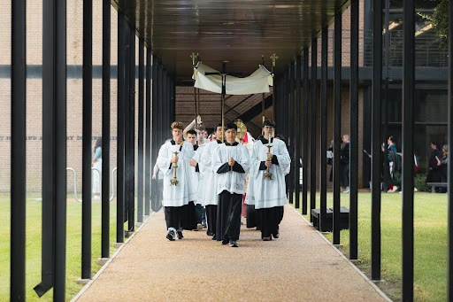 Naslov: Euharistijska procesija na kampusu Sveučilišta St. Thomas Houston. Zasluge: Sveučilište St. Thomas Houston