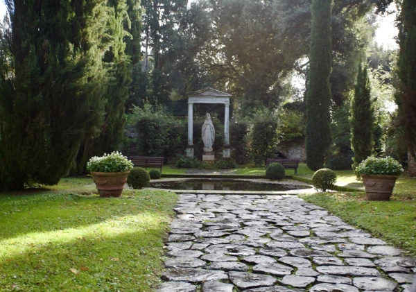 Signs have been placed throughout the Vatican Gardens at Castel Gandolfo to foster moments of contemplation of both creation and Creator. Credit: Courtney Mares/CNA