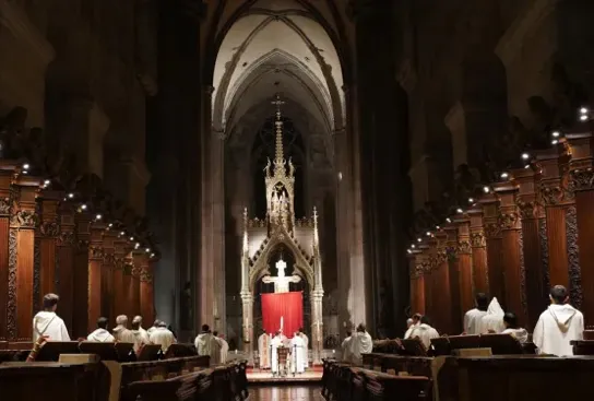 Misa Uskrsnog bdijenja u cistercitskoj opatiji Heiligenkreuz.  Zasluge: Stift Heiligenkreuz