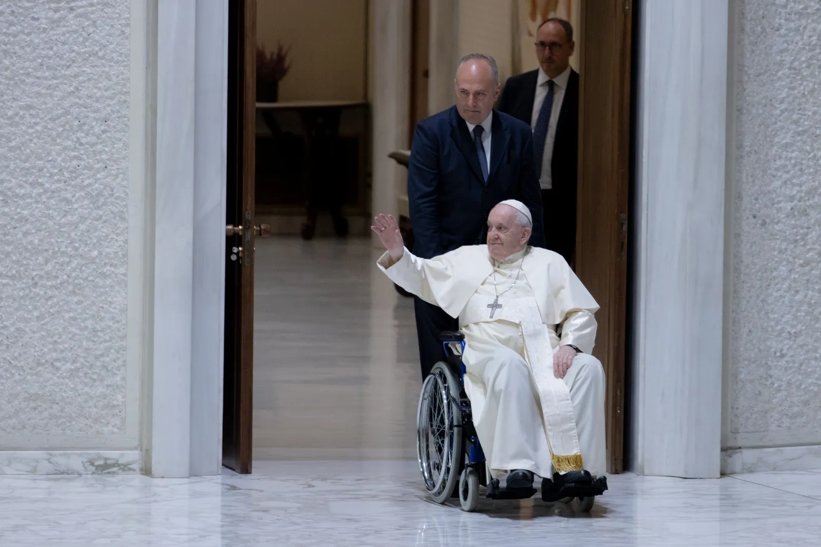 Pope Francis greeting pilgrims and visitors to the weekly general audience on Aug. 31, 2022?w=200&h=150