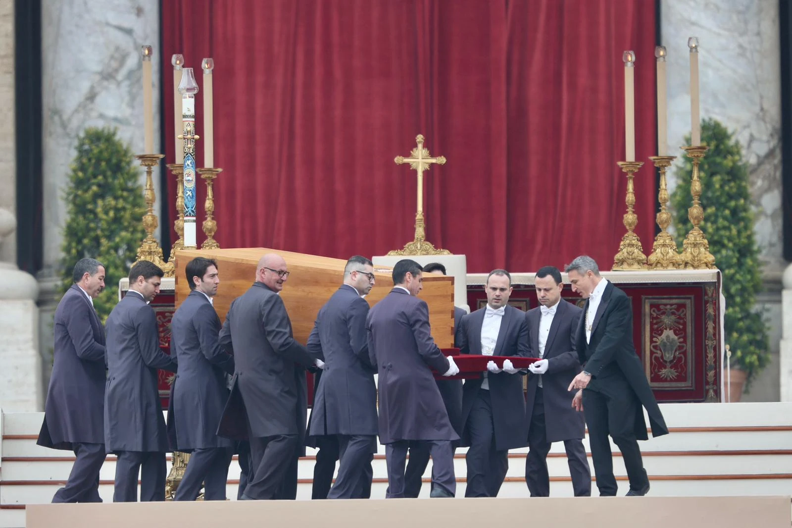 Benedict XVI’s Funeral: Tens Of Thousands Attend Simple, Solemn Liturgy ...