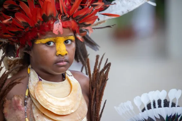 Salah satu dari banyak anak yang menyambut Paus Fransiskus di Kuil Maria Penolong Umat Kristiani dalam pertemuannya dengan para uskup Papua Nugini dan Kepulauan Solomon, seorang pendeta, seminaris, dan katekis, 7 September 2024. Kredit: Daniel Ibáñez/CNA