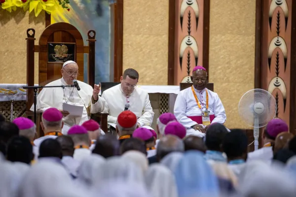 Paus Fransiskus berbicara kepada para uskup, pendeta, diakon, seminaris, dan katekis dari seluruh Papua Nugini dan Kepulauan Solomon di Kuil Maria Penolong Umat Kristen di Port Moresby pada 7 September 2024. Kredit: Daniel Ibáñez/CNA