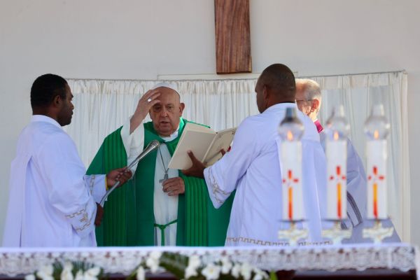 Papa Franjo slavi misu na stadionu Sir John Guise u Port Moresbyju, Papua Nova Gvineja, 8. rujna 2024. Zasluge: Daniel Ibáñez/CNA