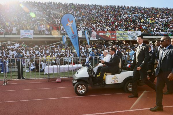 Papa Franjo stiže slaviti misu na stadion Sir John Guise u Port Moresbyju, Papua Nova Gvineja, 8. rujna 2024. Zasluge: Daniel Ibáñez/CNA