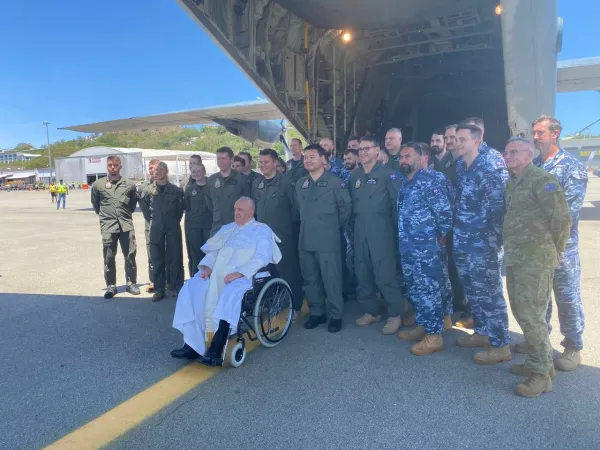 Pope Francis boarding a flight of the Royal Australian Air Force from Port Moresby to the remote town of Vanimo, Papua New Guinea. Credit: VAMP Pool