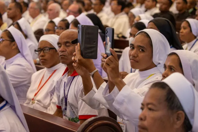 Sisters take a picture or Pope Francis at the meeting with bishops