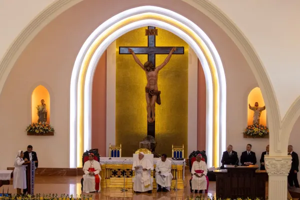 Papa Franjo sluša svjedočanstvo sestre Rosa Sarmento, FdCC, na susretu s biskupima, svećenicima, đakonima, posvećenim osobama, sjemeništarcima i katehetama u katedrali Bezgrešnog začeća u Diliju, Istočni Timor, 10. rujna 2024. Zasluge: Daniel Ibáñez/CNA