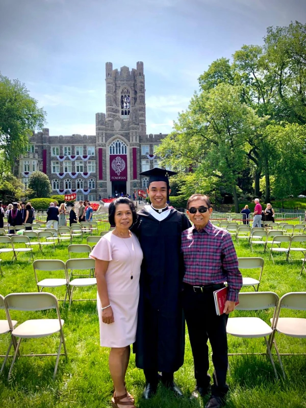 Jeff Miraflor s roditeljima nakon diplome na Sveučilištu Fordham. Zasluge: Ljubaznošću Jeffa Miraflora