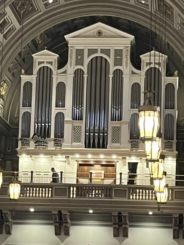 Radnik pregledava galerijske orgulje u katedrali Svetog srca u Richmondu, Virginia, svibanj 2024. Zasluge: Daniel Payne/CNA